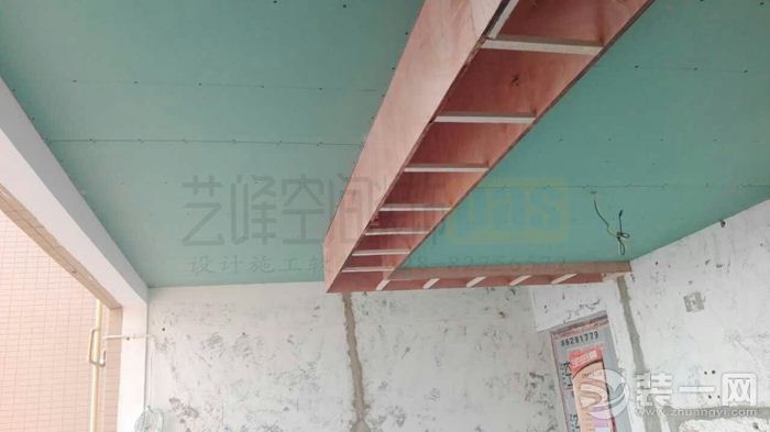 这是入户处厨房的吊顶,吊顶的造型需用木工板做基层.